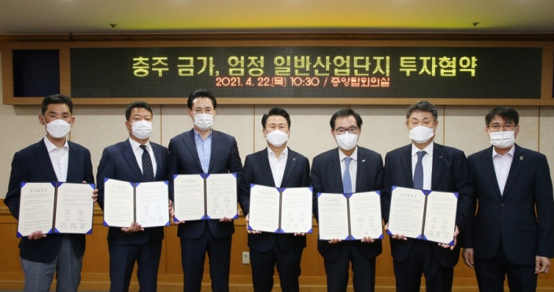 (왼쪽부터) 김성민 ㈜산하디앤씨 대표이사, 신남호 대양종합건설㈜ 사장, 문인곤 ㈜삼원산업개발 전무, 박중근 부시장, 김진원 호반산업 사장, 임정규 교보증권㈜ 부사장, 이상록 신성장전략국장이 기념촬영을 하는 모습.(사진=호반건설)