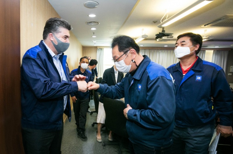 한국지엠 카허 카젬(Kaher Kazem) 사장이 지난 21일 GM의 자동변속기를 생산하고 있는 충남 보령공장을 방문했다.(사진=한국지엠)
