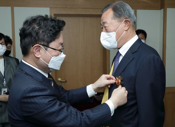 박범계 법무부 장관이 대한변호사협회 소순무 변호사에게 국민훈장 무궁화장을 수여하고 있다.(사진제공=법무부)