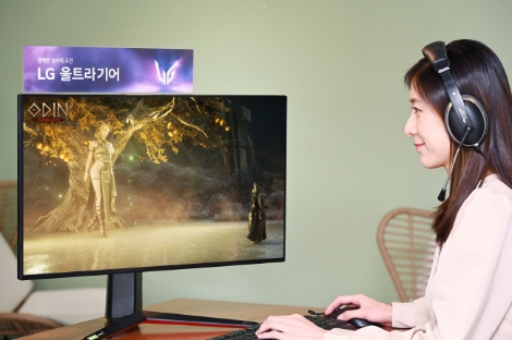 모델이 ‘LG 울트라기어’ 게이밍 모니터 신제품(모델명 27GP950)으로 게임을 즐기고 있다. 사진=LG전자