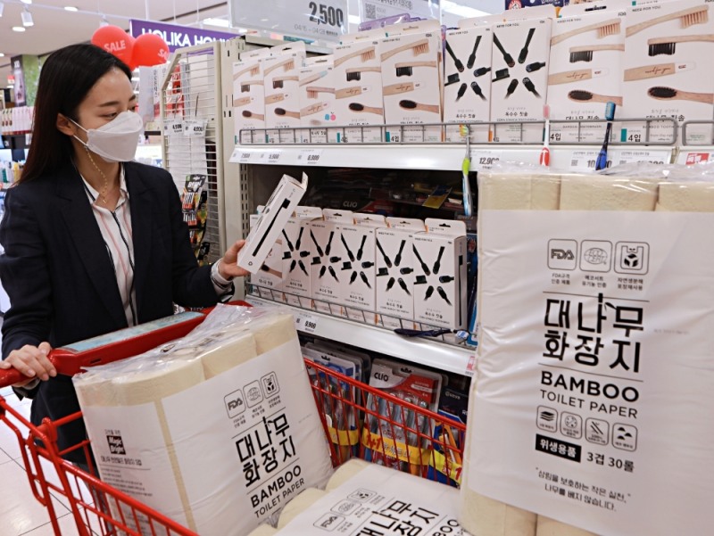 롯데마트 ‘대나무’ 소재로 만든 칫솔과 화장지 판매