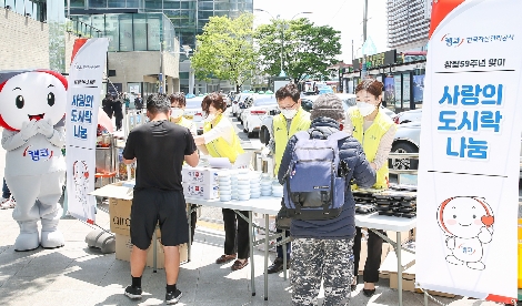 28일 부산역 광장에서 캠코 직원들이 창립 59주년 기념행사의 일환으로 복지 사각지대의 노숙인에게 도시락 및 마스크를 나누는 봉사활동을 펼치고 있다. 사진=캠코