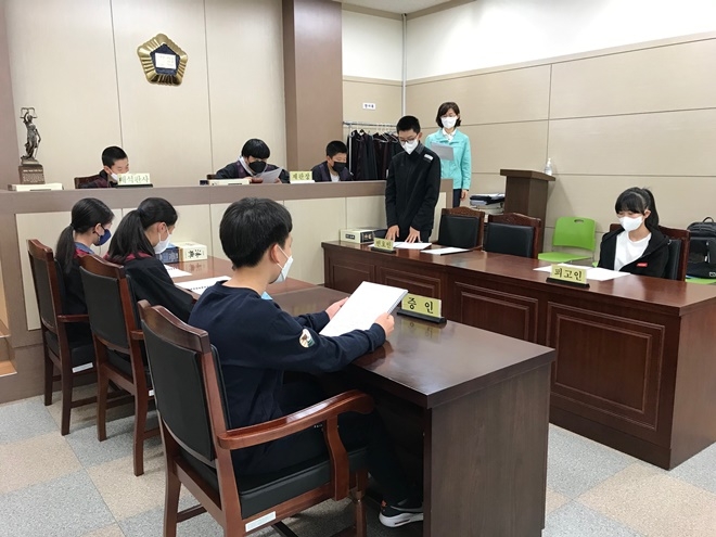 전주전라중학교 학생들이 모의법정 프로그램을 체험하고 있다.(사진제공=전주청소년꿈키움센터)