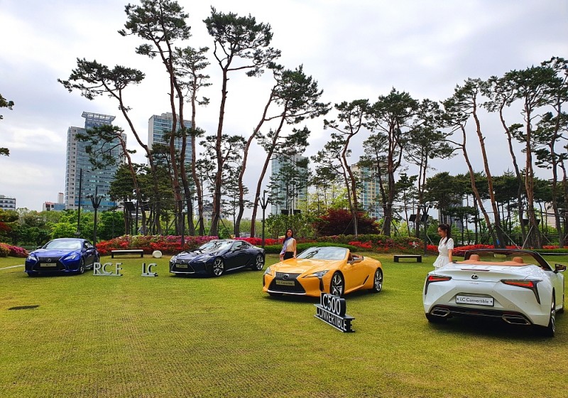 (왼쪽부터) 렉서스의 대표 플래그십 스포츠카 모델 ▲RC F ▲LC ▲LC 500 컨버터블 전시 모습.(사진=최영록 기자)