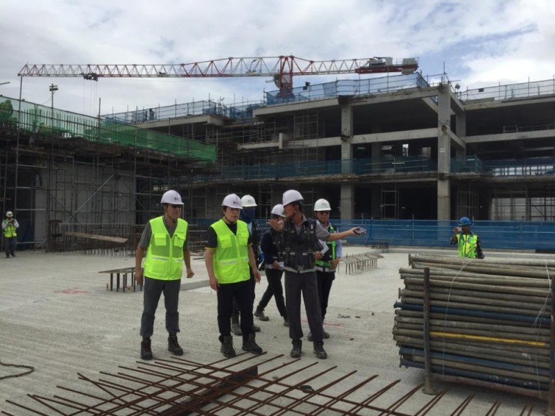 지난해 1월 싱가폴 WHC 현장(사진 왼쪽에서 두 번째)과 톰슨 동부해안선 지하철 현장(사진 왼쪽에서 세 번째)을 방문한 김석준 회장.(사진=쌍용건설)