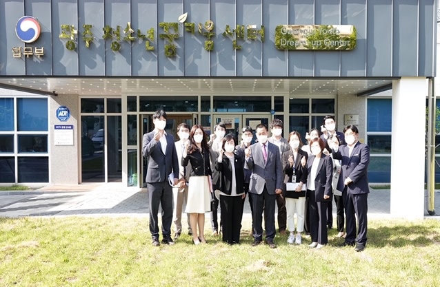 김귀옥 광주가정법원장 일행 초청 정책설명회를 갖고 기념촬영.(사진제공=광주청소년꿈키움센터)