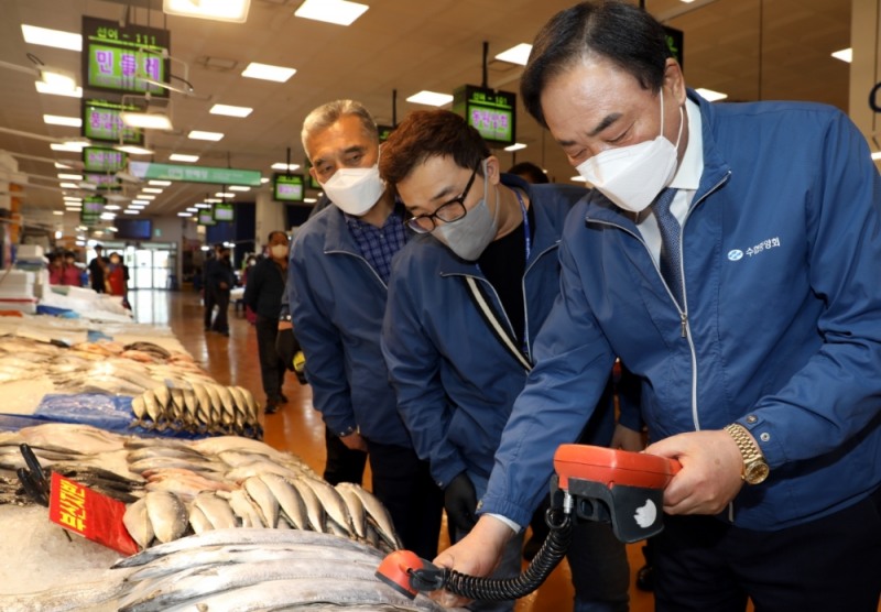 임준택 수협중앙회장(사진 오른쪽)이 29일 노량진수산시장을 찾아 휴대용 측정기를 이용해 수입 수산물의 방사능 수치를 직접 확인하고 있다. (사진=수협중앙회)