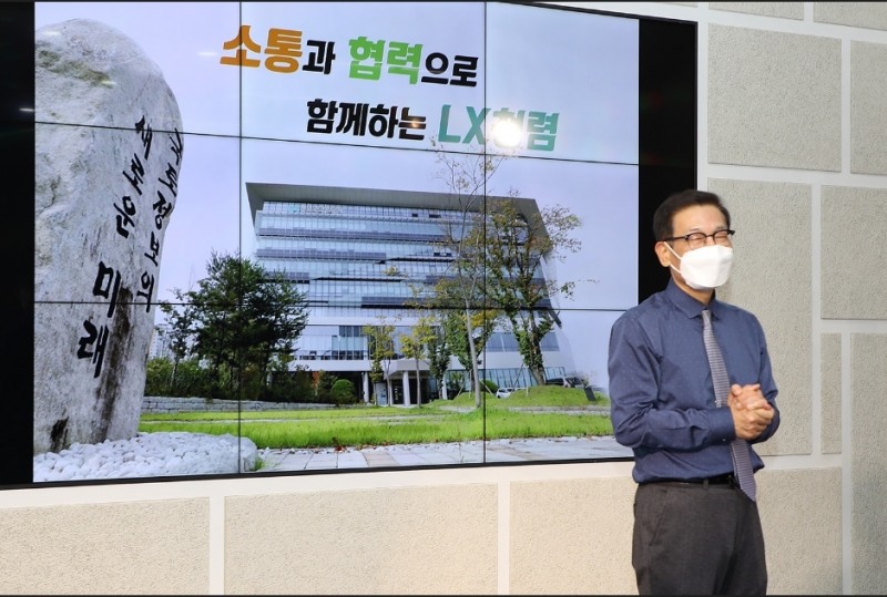 LX한국국토정보공사 성기청 상임감사가 인천지역본부에서 ‘소통과 협력으로 함께하는 LX청렴’이라는 주제로 강연하고 있다.(사진=한국국토정보공사)