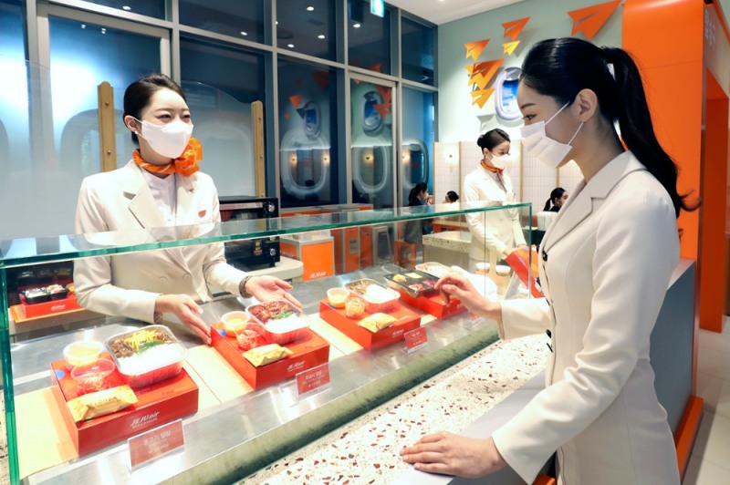 제주항공 승무원들이 카페 ‘여행맛’ 오픈 사전행사에 참석한 신입승무원들이 음식을 주문하고 있다.(사진=제주항공)