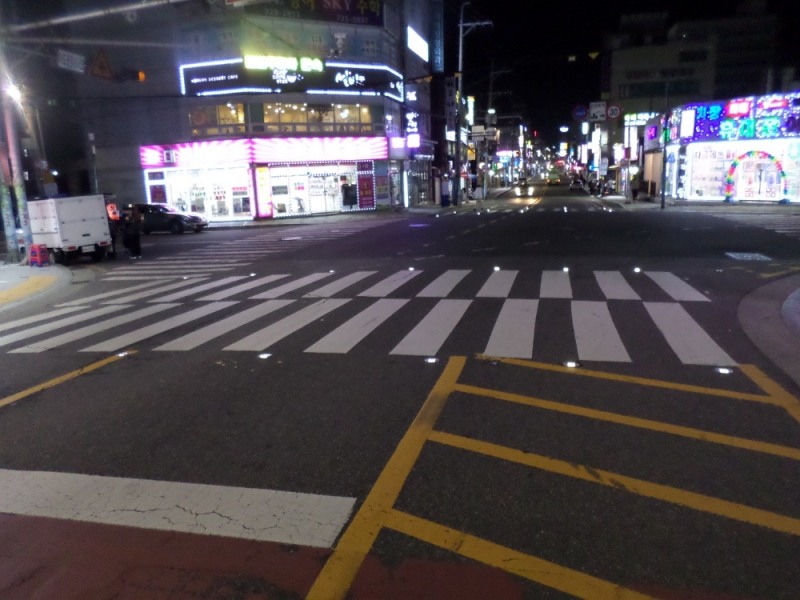부산 기장군 기장읍 동부리 공영주차장 앞에 설치된 활주로형 LED 횡단보도.(제공=부산 기장군)