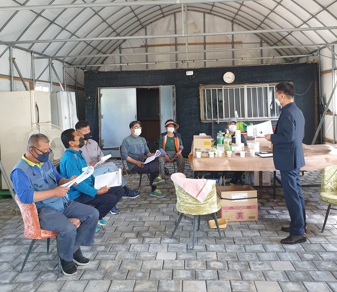 사회봉사 수혜농가주들을 싱대로 안전교육을 하고 있다.(사진제공=부산서부준법지원센터)