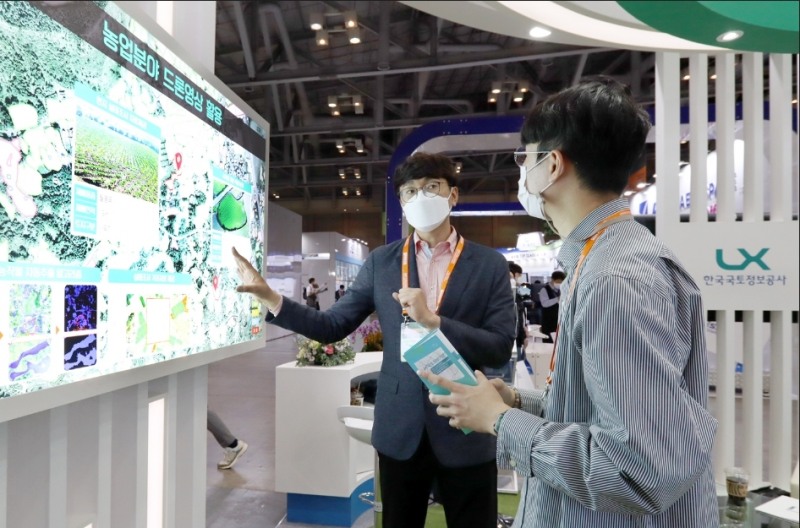 ‘2021 드론쇼 코리아’에 마련된 LX한국국토정보공사 부스에서 관람객이 농업분야 드론영상 활용 설명을 듣고 있다.(사진=LX한국국토정보공사)