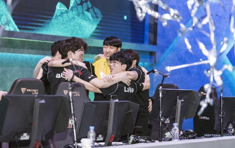 발로란트 챌린저스 코리아 스테이지2 결승전에서 우승을 차지한 누턴 게이밍 선수들이 승리가 확정된 뒤 부둥켜 안고 있다. 사진=라이엇 게임즈