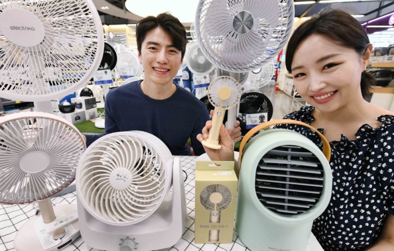 모델들이 4일 서울 등촌동 홈플러스 강서점에서 냉방 가전 행사상품을 선보이고 있다. 홈플러스는 갈수록 빨라지는 여름을 대비해 미리 냉방 가전제품을 구매하는 소비자들을 겨냥해 할인, 사은품 증정 등 다양한 혜택을 선보인다고 밝혔다.