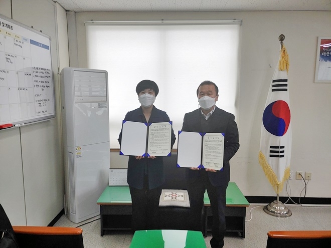 공주보호관찰소와 로뎀나무상담지원센터가 5월 4일 업무협약을 체결하고 기념촬영.(사진제공=공주보호관찰소)