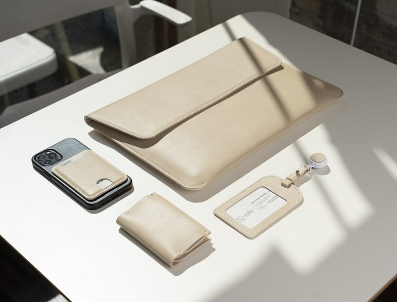 고급 풀 그레인 소가죽을 사용하고, 에지코트를 수차례 덧바르는 등 프랑스 패션 브랜드 가죽공예 기법으로 제작된 SRT 굿즈.(사진=SR)