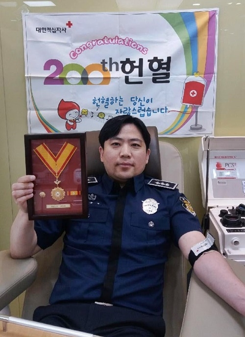 헌혈 200회를 기록해 대한적십자사로부터 헌혈 유공장인 ‘명예대장’을 받은 안상현 교도관.(사진제공=정읍교도소)