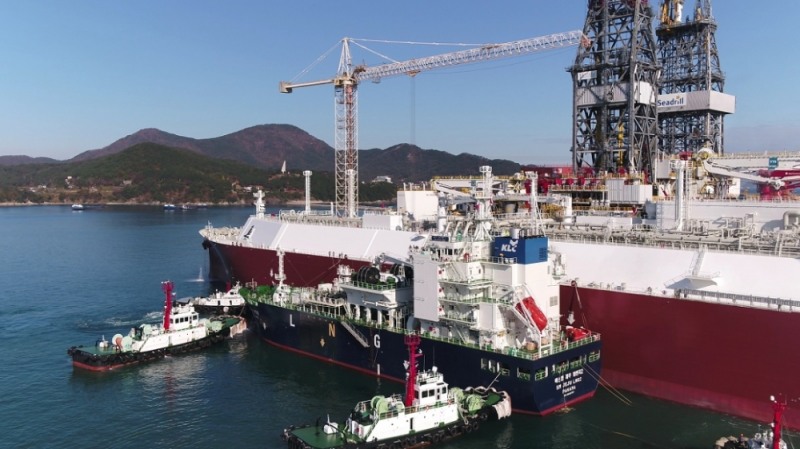 한국가스공사가 LNG운반선 시운전을 위한 세계 최초 STS LNG선적 실증 테스트를 진행하고 있다.(사진=한국가스공사) 