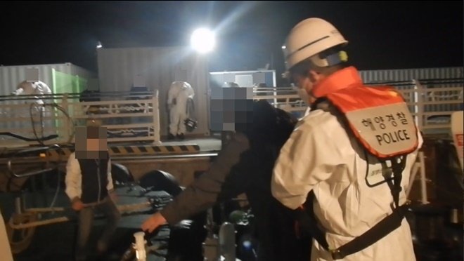 출동한 해경이 응급환자를 이송 하고 있다.(사진제공=부산해양경찰서)