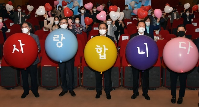 김석준 부산교육감(가운데)이 제49회 어버이날 기념행사에 참석하고 축사를 하고 기념촬영.(사진제공=부산교육청)