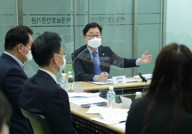 박범계 법무부장관이 7일 경기용인아동보호전문기관에서 열린 간담회에서 참석자들에게 인사하고 있다.(사진제공=법무부)