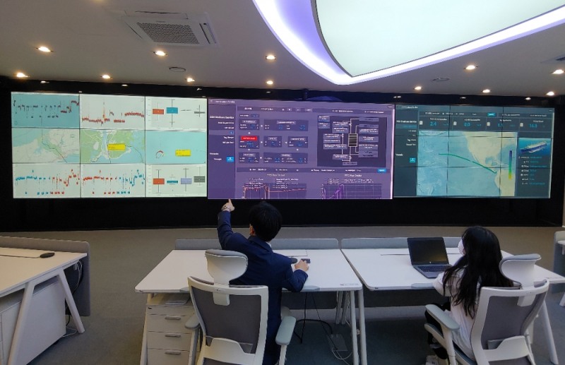대우조선해양 연구원들이 시흥R&D캠퍼스 내 DS4 육상관제센터에서 실제 운항 중인 선박의 데이터를 분석하고 있다.(사진=대우조선해양)