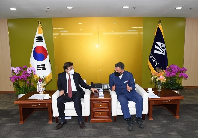 10일 오규석 기장군수가 주요 현안사업 해결을 위해 박형준 부산시장과 면담을 갖고 있다.(사진제공=부산 기장군)