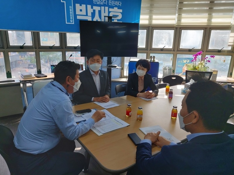 전국 원전 인근 동맹이 8일 박재호 의원을 찾아 원자력안전교부세 신설 등을 요청하고 있다.(사진제공=부산 금정구)