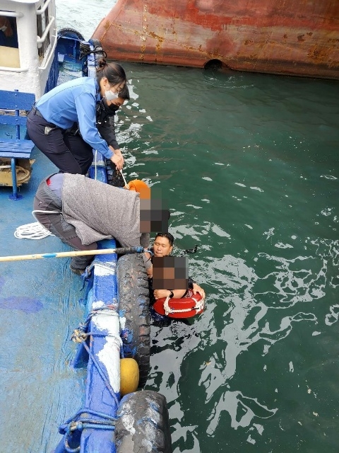해경이 익수자를 구조하고 있다.(사진제공=부산해양경찰서)