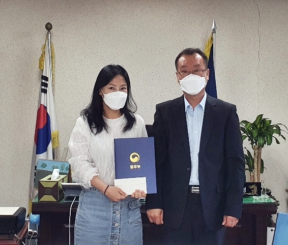 5월의 친절직원으로 선정된 이영옥 주임이 이재영 지부장과 기념촬영.(사진제공=한국법무보호복지공단 경기북부지부)