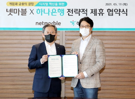 이승원 넷마블 대표(오른쪽)와 박성호 하나은행장(왼쪽)이 11일 하나은행 본사에서 전략적 업무협약을 체결한 후 기념촬영을 하고 있다. 사진=넷마블