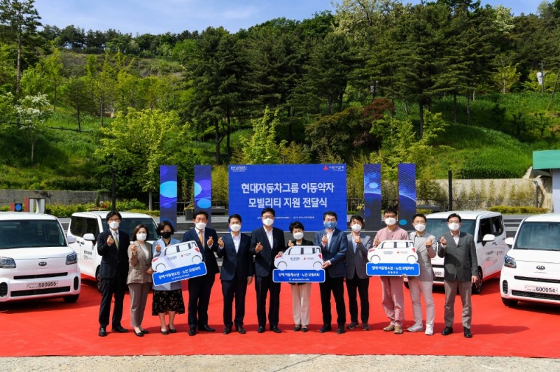 (왼쪽부터) 이지무브 오도영 대표이사, 영락애니아의집 조지영 원장, 주몽재활원 강향식 원장, 한국노인복지중앙회 권태엽 회장, 사회복지공동모금회 김상균 사무총장, 현대차그룹 이병훈 상무, 서울시 김선순 복지정책실장, 서울시장애인복지시설협회 허곤 회장, 은평재활원 하성도 원장, 참좋은집 박광준 원장, 홀트일산요양원 최종진 원장, 부천혜림요양원 이현웅 원장이 ‘이동약자 모빌리티 공헌사업’ 전달식에서 기념촬영을 하는 모습.(사진=현대차그룹)