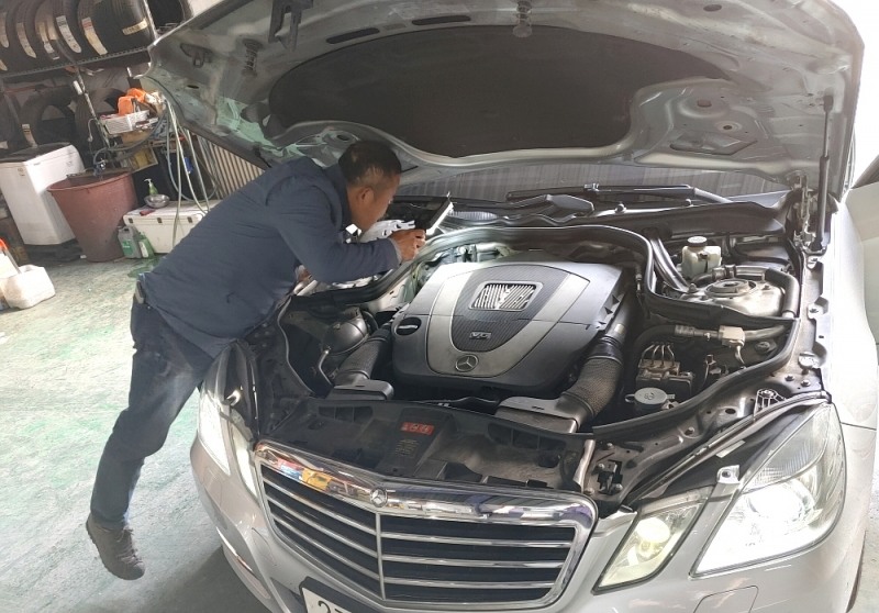 12일 케이투모터스 박영훈 대표가 사고 수리, 정비 입고 차량의 무료 픽업, 딜리버리 후 상태 확인을 하고 있다.(사진=케이투모터스)