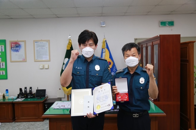 이태규 서장이 명곡지구대 박지성 순경에게 베스트 지역경찰 인증패 등을 수여하고 기념촬영.(사진제공=창원서부경찰서)
