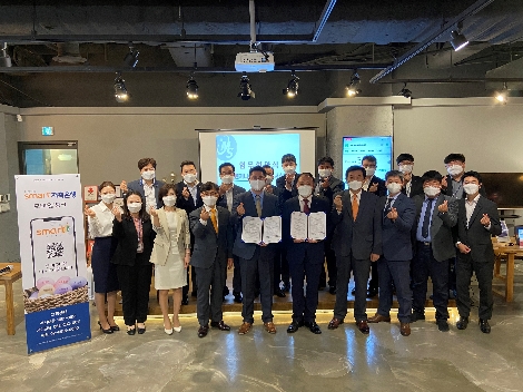 스마트저축은행 김영규 대표이사(우측)와 주)한덕엔지니어링 한재만 대표(좌측)가 협약식 후 임직원과 기념촬영을 하고 있는 모습. 사진=스마트저축은행