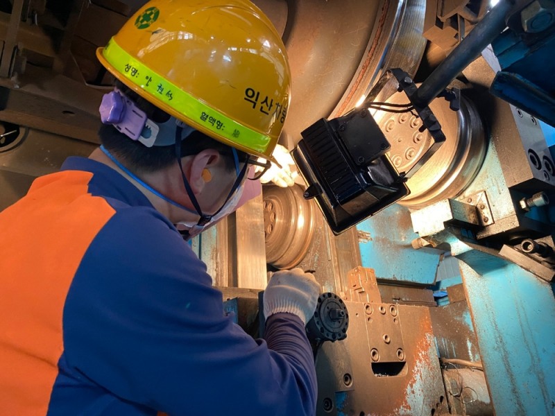 한국철도 직원들이 사내 스터디 모임을 갖고 차량정비 기술 노하우를 공유하고 있다.(사진=코레일)