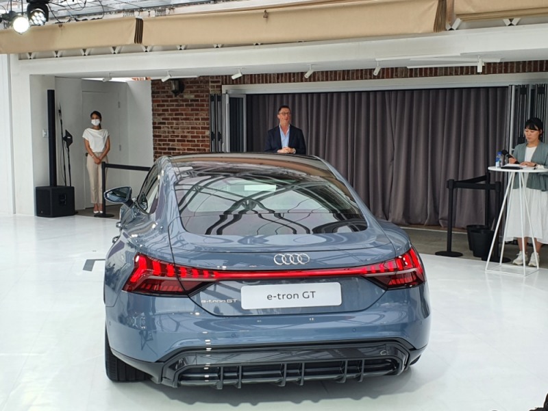 아우디 제프 매너링 사장과 아우디 e-트론 GT.(사진=최영록 기자)