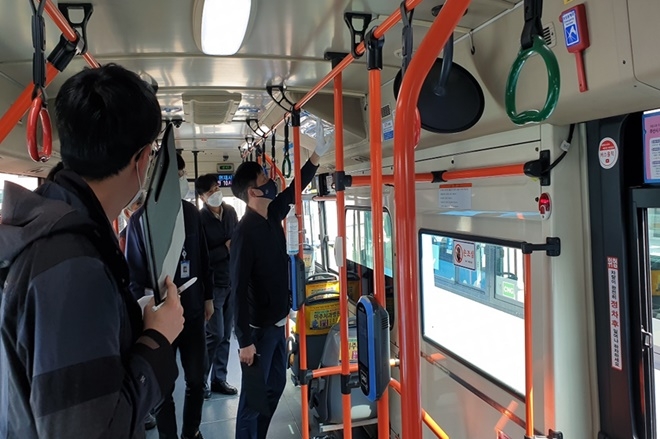 합동점검반이 버스 내부를 점검하고 있다.(사진제공=부산시)
