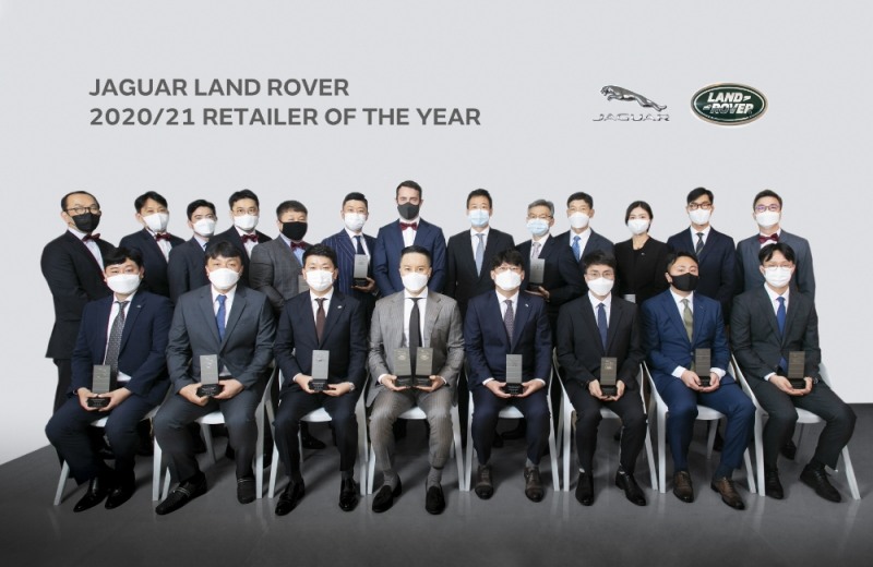 ‘2020/21 리테일러 오브 더 이어‘ 주요 부문 수상자 및 임직원.(사진=재규어 랜드로버 코리아)