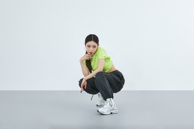 리복, 청하와 함께한 스포티한 매력의 '프리미어 로드 플러스' 화보 공개