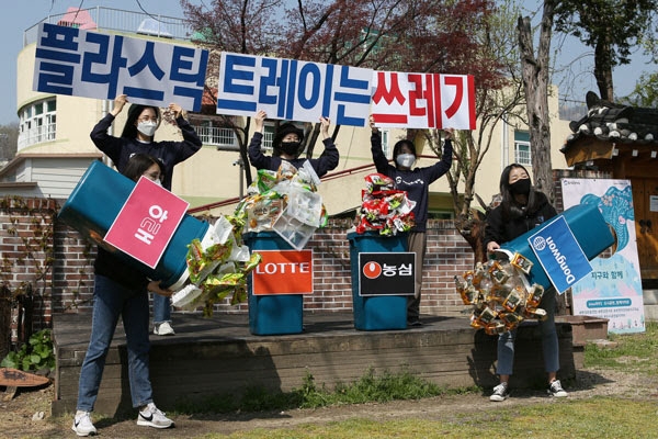 환경운동연합 활동가들이 4월 7일 서울 종로구 환경운동연합 앞 마당에서 ‘플라스틱 트레이는 쓰레기’ 퍼포먼스. (제공=환경운동연합)