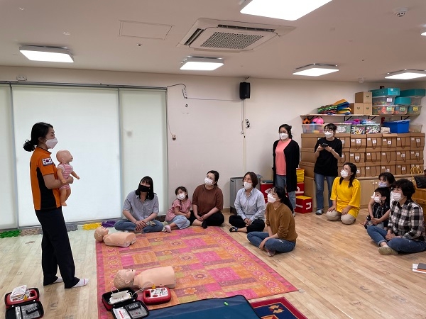 의령소방서 직원이 21일 의령어린이집 교직원 상대 응급처지 교육을 하고 있다.(사진제공=의령소방서)
