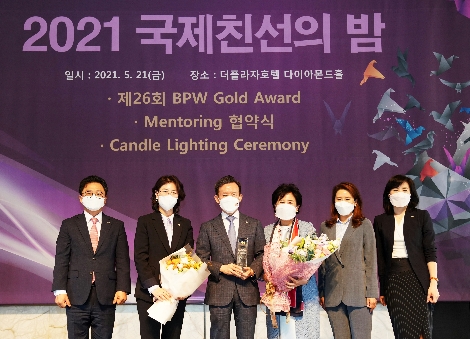 더플라자호텔에서 열린 ‘2021 국제친선의 밤’ 행사에서 ‘BPW 골드 어워드’를 수상한 미래에셋증권 최현만 수석부회장(왼쪽에서 세번째)이 이영휘 전문직여성한국연맹 회장(왼쪽에서 네번째), 미래에셋증권 이기상 인재혁신본부 본부장, 남미옥 서울5지역본부 본부장, 김선아 WM강남파이낸스센터 PB상무, 김지숙 혁신추진단 이사(사진 왼쪽부터)와 함께 기념 사진을 찍고 있다. 사진=미래에셋증권