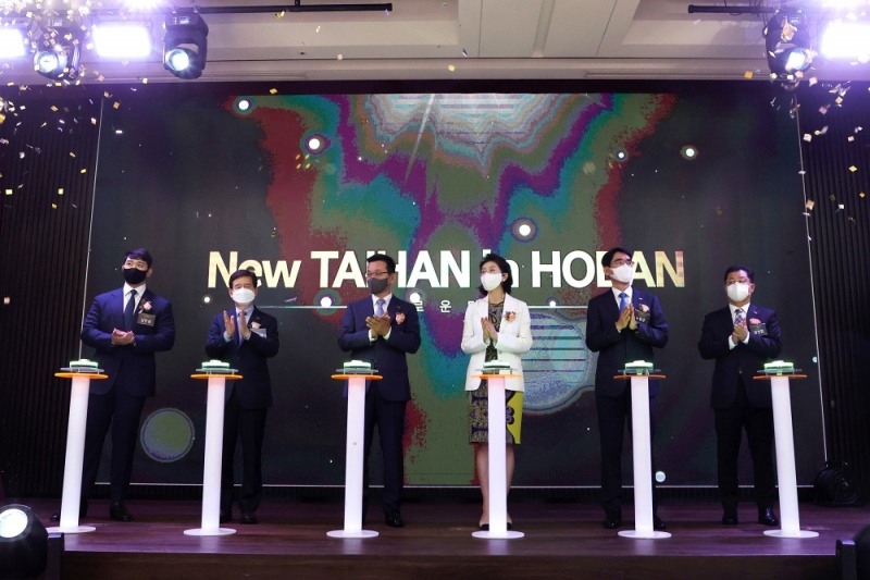 (왼쪽 두 번째부터) 김선규 호반그룹 총괄회장, 김상열 호반장학재단 이사장, 우현희 태성문화재단 이사장, 나형균 대한전선 사장.(사진=호반그룹)