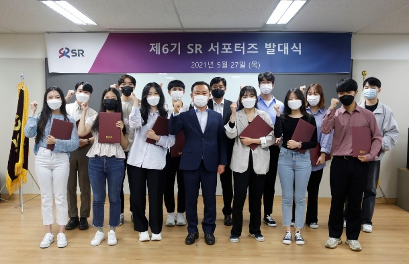 SR은 27일 수서 본사에서 (가운데)이선영 SR 경영지원실장과 제6기 SR 서포터즈.(사진=SR)