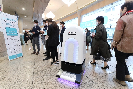 KT가 공기정화와 바이러스 멸균 등 방역 지원을 위해 로비에 설치한 AI 방역로봇. 사진=KT