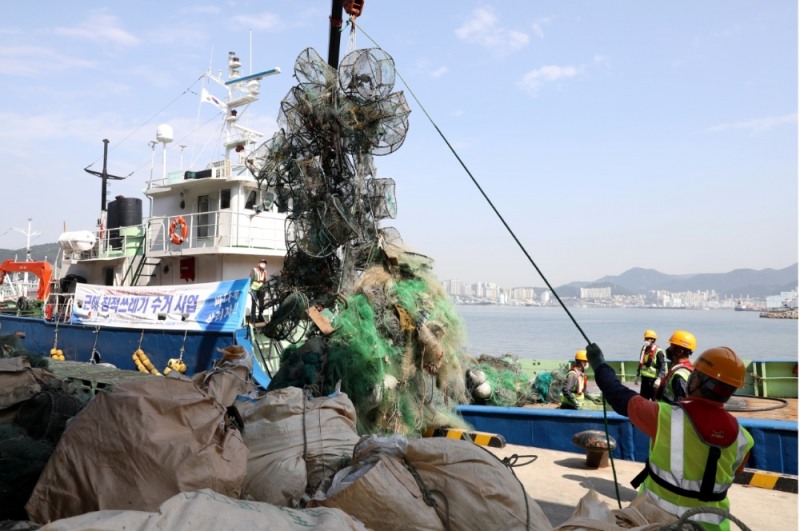 . 임준택 수협중앙회장(사진 가운데)이 31일 부산수산물공판장(부산 서구)에서 진행된 '근해 침적쓰레기 수거사업' 입항행사에서 침적쓰레기 수거사업의 중요성을 강조하고 있다. (사진=수협중앙회)