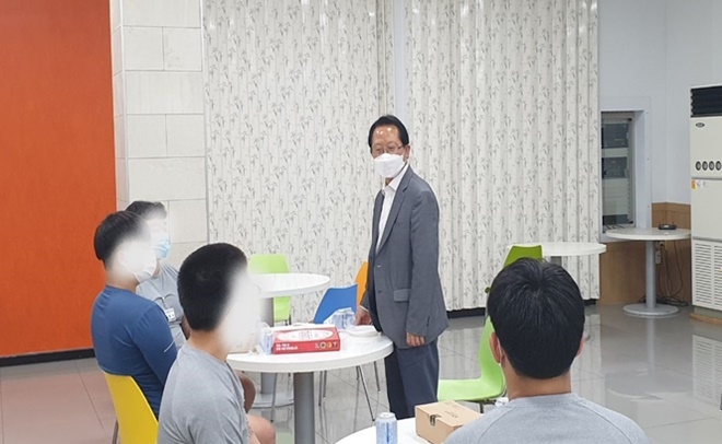서울소년원 성우제 원장이 검정고시 합격한 학생들에게 격려의 인사를 건네고 있다.(사진제공=서울소년원)