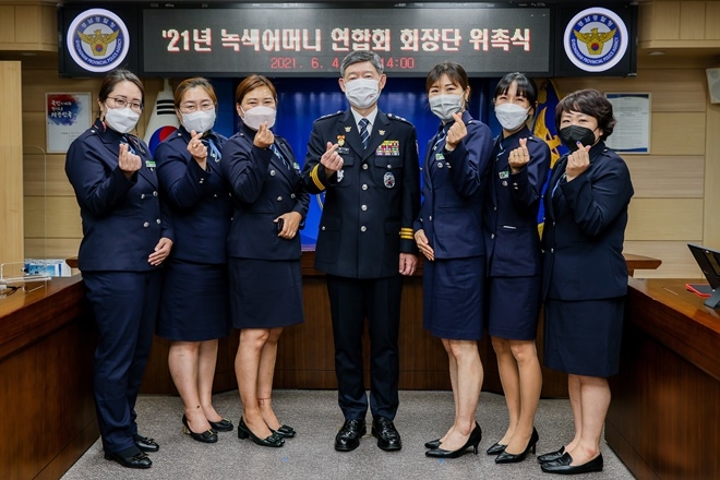 이문수 경남경찰청장이 녹색어머니연합회 회장단 위촉식을 갖고 기념촬영.(사진제공=경남경찰청)