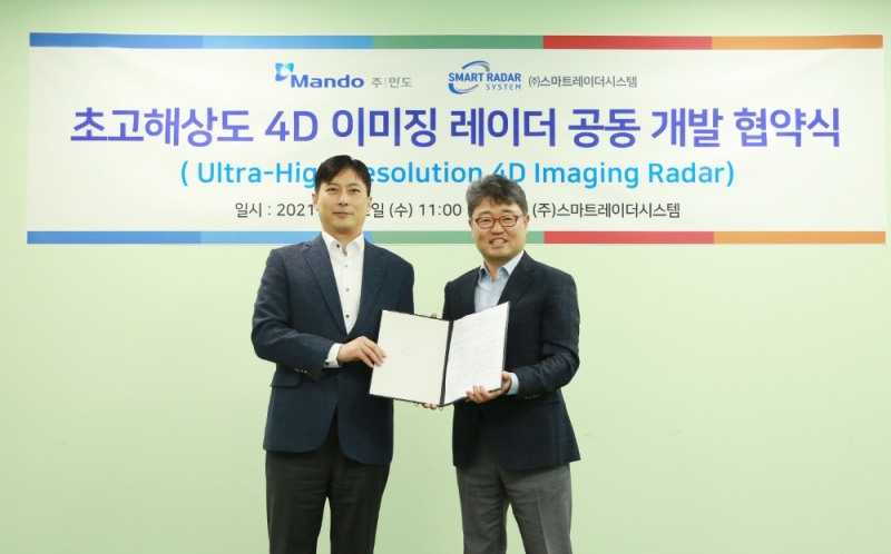 만도 ADAS BU R&D 강형진 센터장(왼쪽)과 SRS 김용환 대표(오른쪽)가 판교 SRS에서 공동 개발 협약 체결 후 기념 촬영을 하고 있다.(사진=만도)